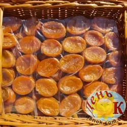 Курага сушеное в тени лодочка